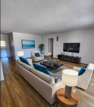 Main picture of 400 N Serrano Ave