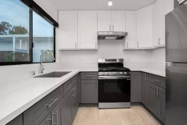 Main picture of 2033 N Beachwood Dr