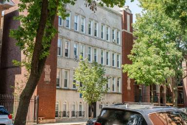 Main picture of 4070 N Kenmore Ave