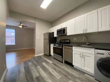 Main picture of 2801 W Logan