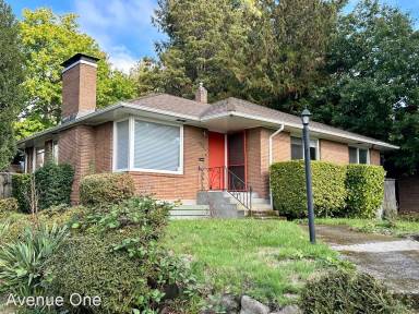 Main picture of 4304 NE 60th St