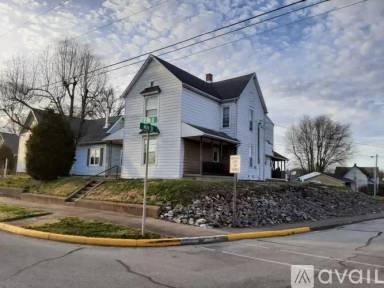 Main picture of 220 E 9th St