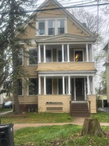 Main picture of 872 Elm St