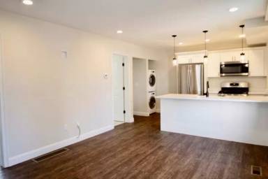 Main picture of 19 E Transit St