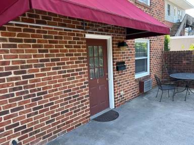 Main picture of 1347 S Main St