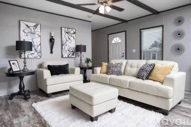 Main picture of 1800 N Live Oak St