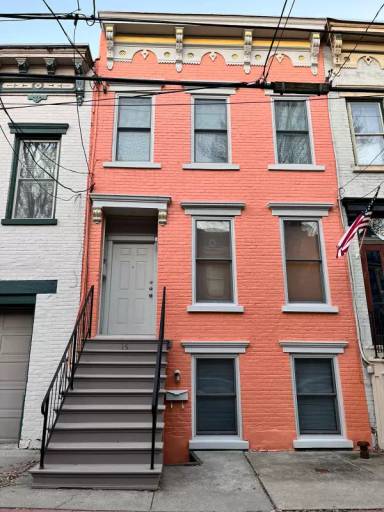 Main picture of 15 Irving St