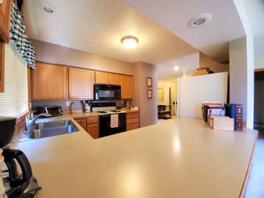 Main picture of 10 S Yellowstone Ave