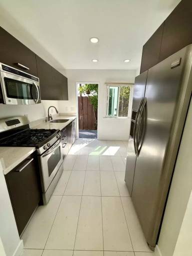 Main picture of 2030 Ocean Park Blvd