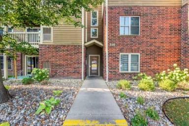 Main picture of 210 Glengarry Dr