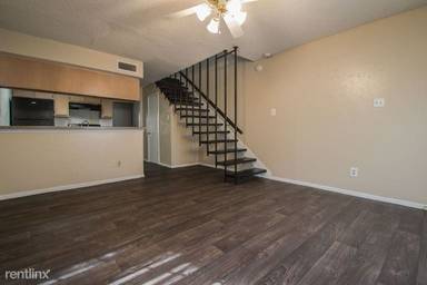 Main picture of 910 Spring Valley Plz