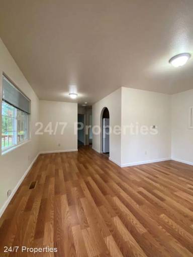 Main picture of 25 NE 128th Ave