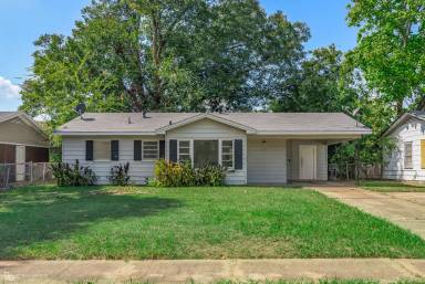 Main picture of 1515 Leslie St