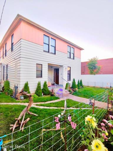 Main picture of 241 SE 3rd St