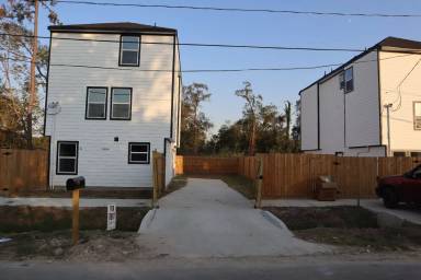 Main picture of 10004 Haddick St