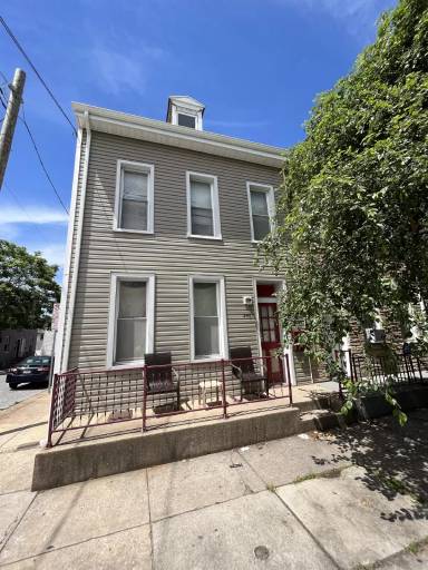 Main picture of 541 W Philadelphia St