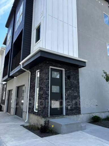 Main picture of 532 E Violets Cove Ln