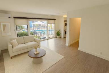 Main picture of 2033 N Beachwood Dr