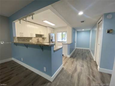 Main picture of 370 Racquet Club Rd