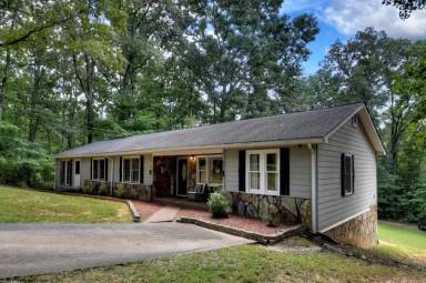 Main picture of 611 Davis Rd