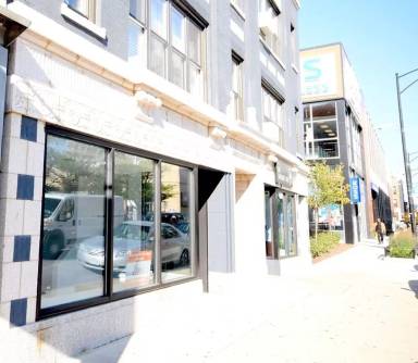 Main picture of 944 W Montrose Ave