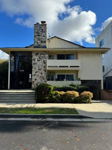 Main picture of 2106 S Bentley Ave
