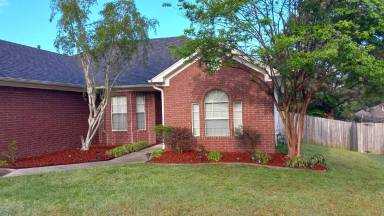 Main picture of 2225 Redwood