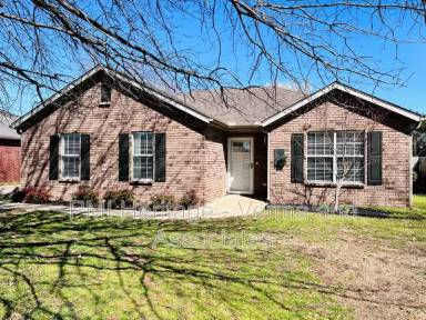 Main picture of 1302 N Tradition Ave