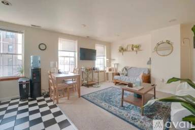 Main picture of 2110 Fleet St