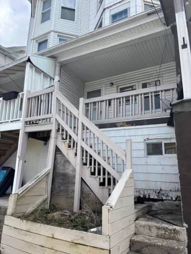 Main picture of 30 1/2 E Abbott St