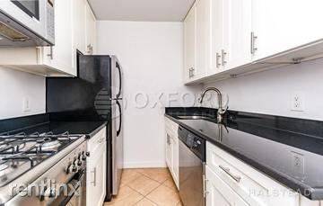 Main picture of 215 W 101st St