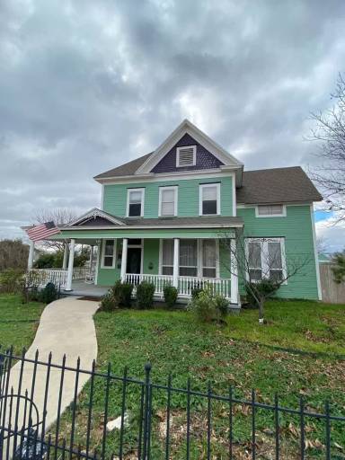 Main picture of 525 Preusser St