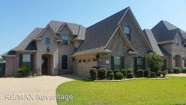 Main picture of 915 Royal Cir