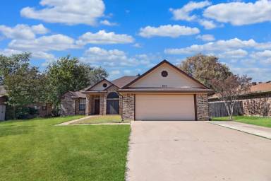 Main picture of 2013 Cedarview Dr