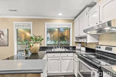 Main picture of 10819 NE 37th Pl