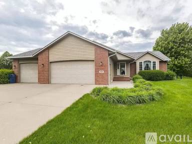 Main picture of 809 S Outlook Dr