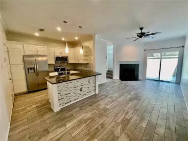 Main picture of 615 W Drew St