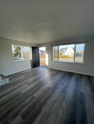 Main picture of 902 E Division St