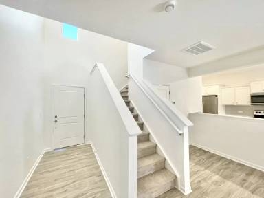 Main picture of 121 Luna Ln
