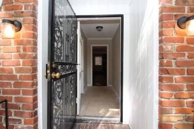 Main picture of 3078 Edgeware Rd S