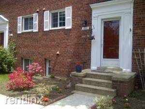 Main picture of 1919 N Quaker Ln