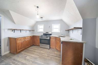 Main picture of 211 Elm St