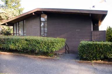 Main picture of 2341 NE 55th St