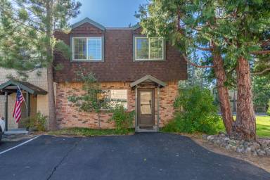 Main picture of Lake Forest Glen Condominiums