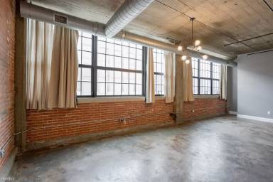 Main picture of 5766 Trumbull St