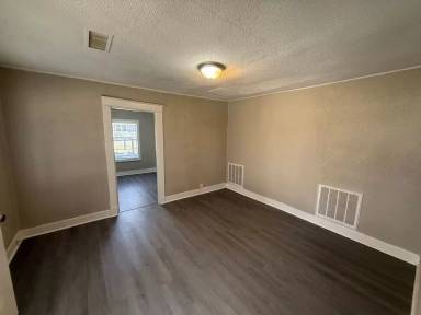 Main picture of 2673 Midland Ave