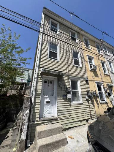 Main picture of 526 N Jute St