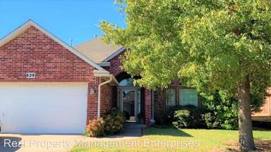 Main picture of 929 Oak Creek Dr