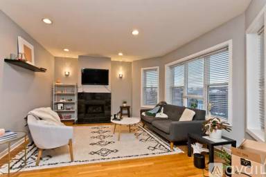 Main picture of 3012 W Addison St
