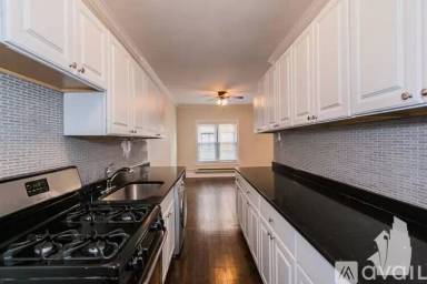 Main picture of 724 W Roscoe St